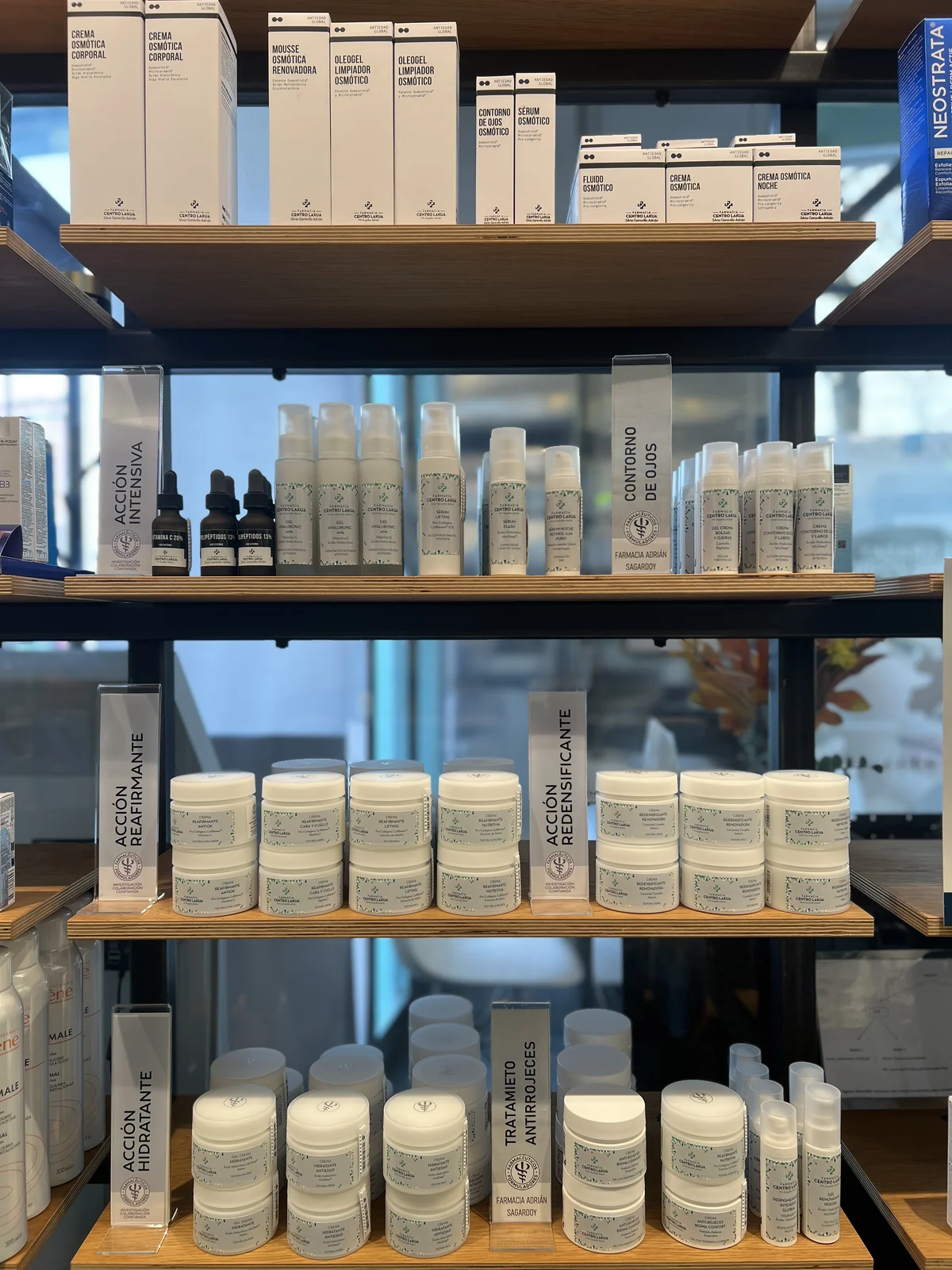 Fotograf&iacute;a actual de Farmacia Lakua: marca propia silvia garavilla cosmetica